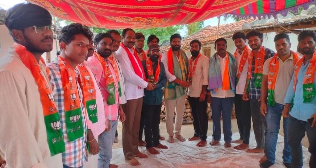 బీజేపీలో చేరిన బీఆర్ఎస్, కాంగ్రెస్ నాయకులు