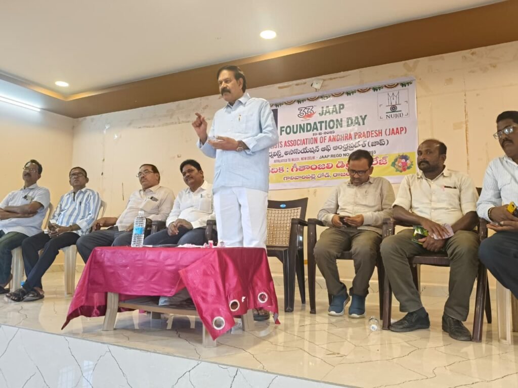 జర్నలిస్టుల సమస్యల పరిష్కారం కోసం కృషి చేస్తాం