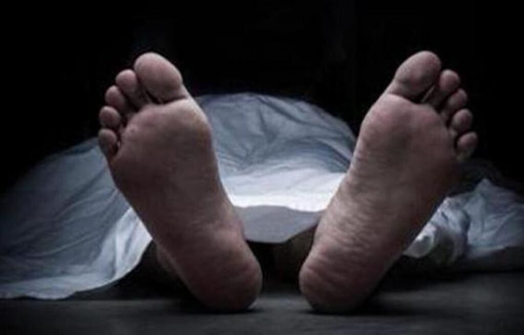 డంపింగ్ యార్డులో కుళ్లి పోయిన మృతదేహం