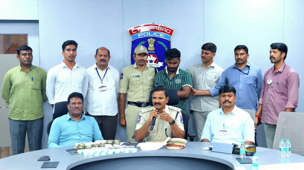 చైన్ స్నాచర్స్ ను పట్టుకున్న మియాపూర్ పోలీసులు 
