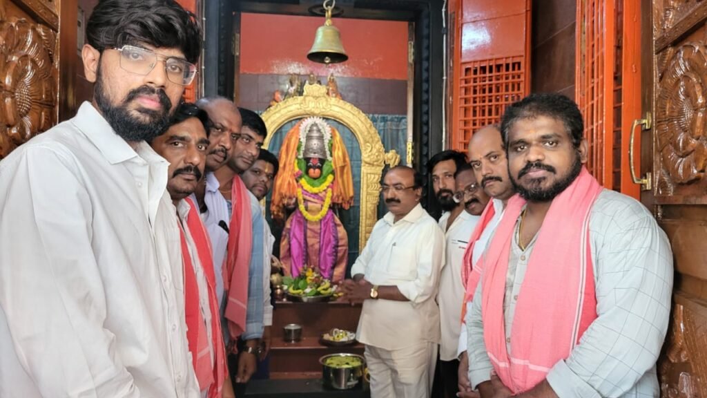 పవన్ కళ్యాణ్ కి ఇటీవల జరిగిన శస్త్రచికిత్స నుండి త్వరగా కోలుకోవాలని ప్రత్యకపూజలు…  ఆకు పూజ నిర్వహించిన. పవన్ కళ్యాణ్ యూత్ ఫోర్స్ ,గోపాల్ నగర్ , కూకట్ పల్లి