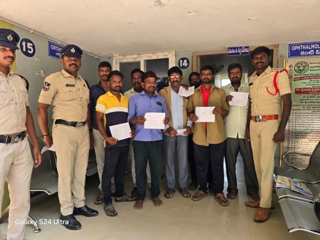 ఆటో డ్రైవర్లకు కంటి పరీక్షలు