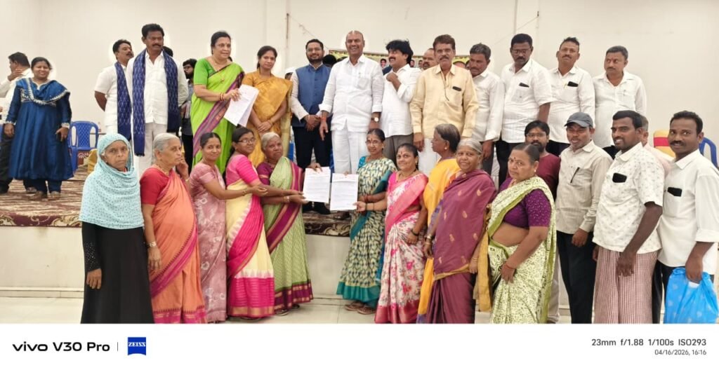 నేతన్నలకు భరోసా చెక్కులు పంపిణీ