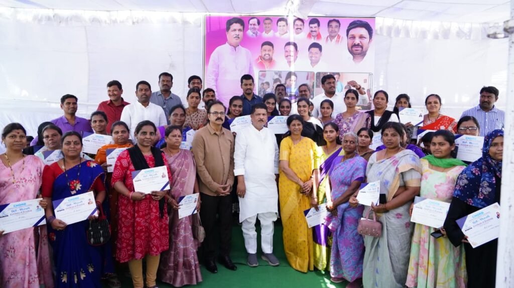 మహిళలకు కుట్టుమిషన్లు పంపిణీ