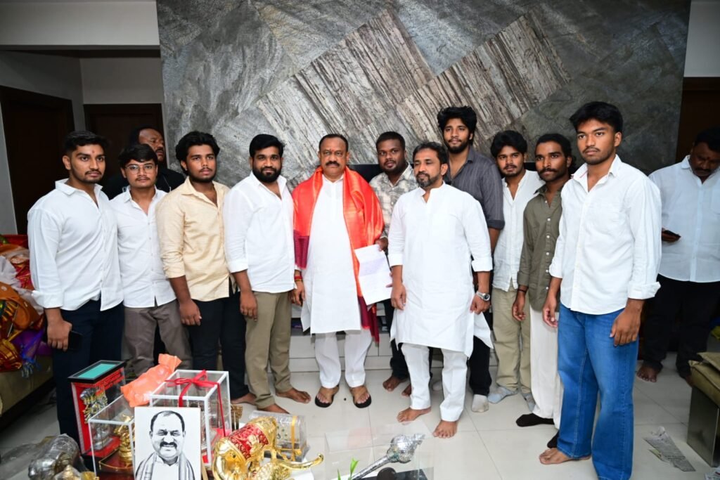 విద్యారంగా సమస్యలు పరిష్కరించాలని టీపీసీసీ ప్రెసిడెంట్, ఎమ్మెల్సీ మహేష్ కుమార్ గౌడ్ కలసిన తెలంగాణ విద్యార్థి సంఘాల చైర్మన్, తెలంగాణ ఉద్యమకారులు ఎరవెల్లి జగన్…