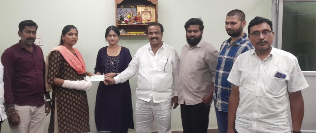 గాయపడిన మహిళా కార్మికురాలికి రూ.1.75 లక్షల నష్టపరిహారం