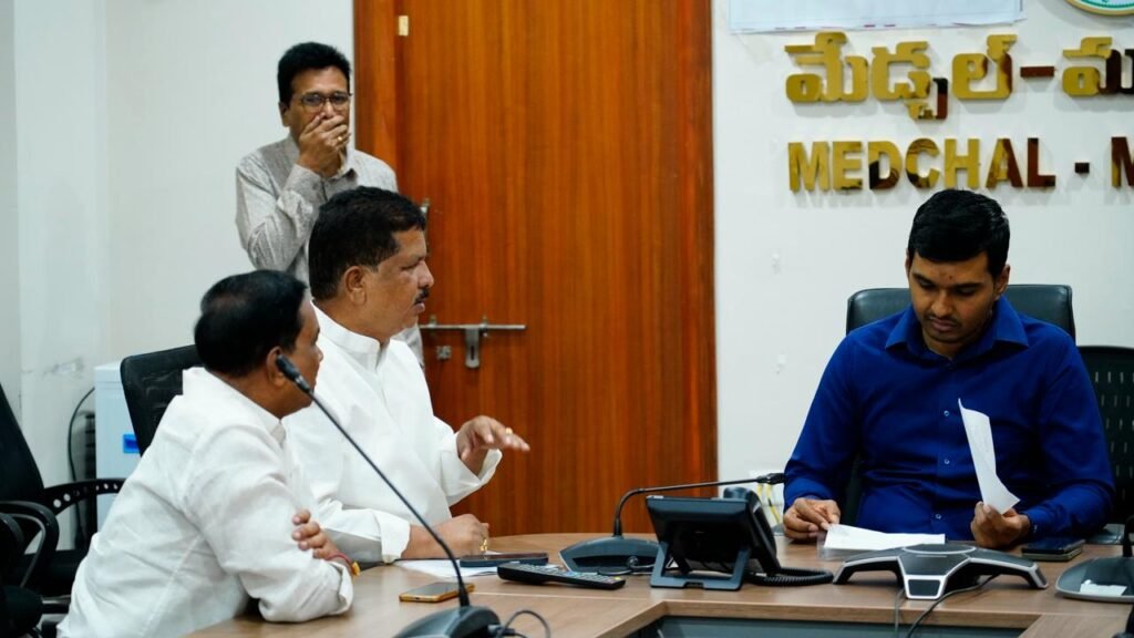 డబల్ బెడ్ రూమ్ ఇండ్లు స్థానికులకు, విలేకరులకు కేటాయించాలి