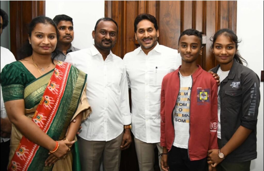 వైయస్ జగన్మోహన్ రెడ్డి ని కుటుంబ సమేతంగా కలిసిన మల్లు సురేంద్ర రెడ్డి ….  వైయస్సార్ సీపీ రాష్ట్ర సంయుక్త కార్యదర్శి….