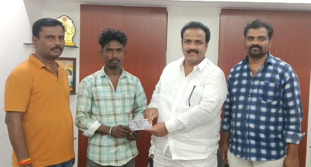 కార్మికులకు ఎల్లప్పుడు అండగా నిలుస్తున్న కార్మికు నాయకుడు రవి..