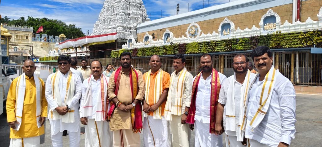 తిరుమల తిరుపతి ఆ వెంకటేశ్వర స్వామిని దర్శించుకున్న కూకట్ పల్లి రాకింగ్ స్టార్ గ్రూప్ సభ్యులు…