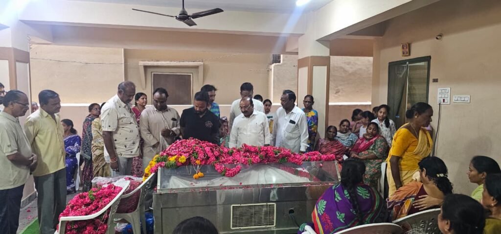 మాజీ కౌన్సిలర్ సి.హెచ్.సత్యనారాయణ పార్థివ దేహానికి ప్రేమ్ కుమార్ నివాళులు