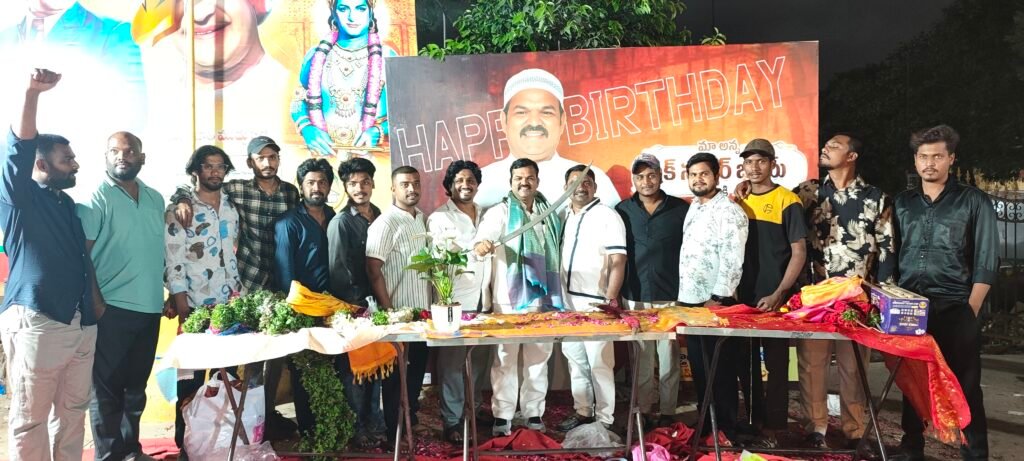 పసుపు సైనికుడికి పుట్టినరోజు శుభాకాంక్షలు తెలియజేసిన విలేకరులు..