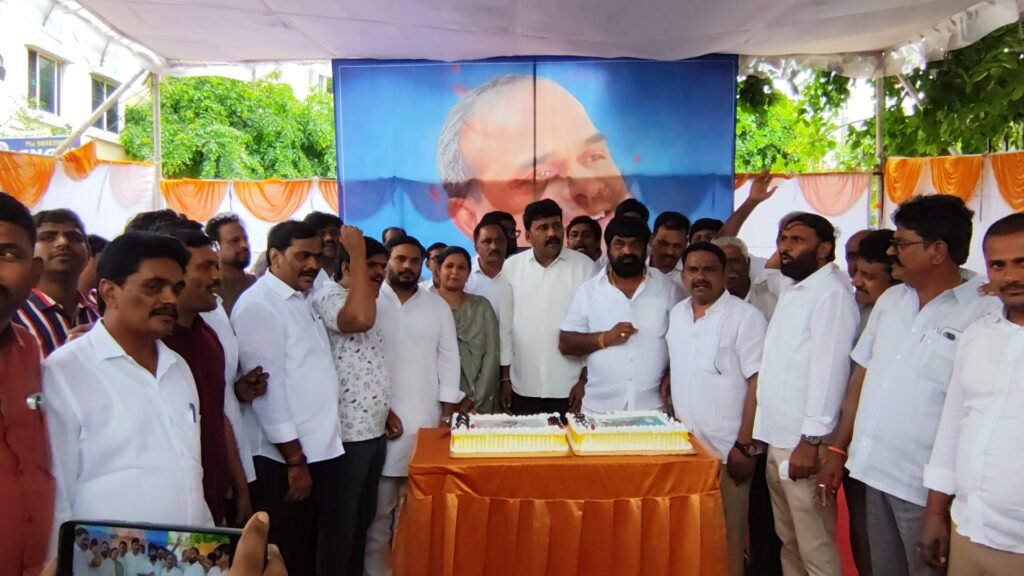 కేపిహెచ్ బి 9వ ఫేస్ లో ఘనంగా డా. వై ఎస్ రాజశేఖర్ రెడ్డి 77వ జయంతి వేడుకలు 