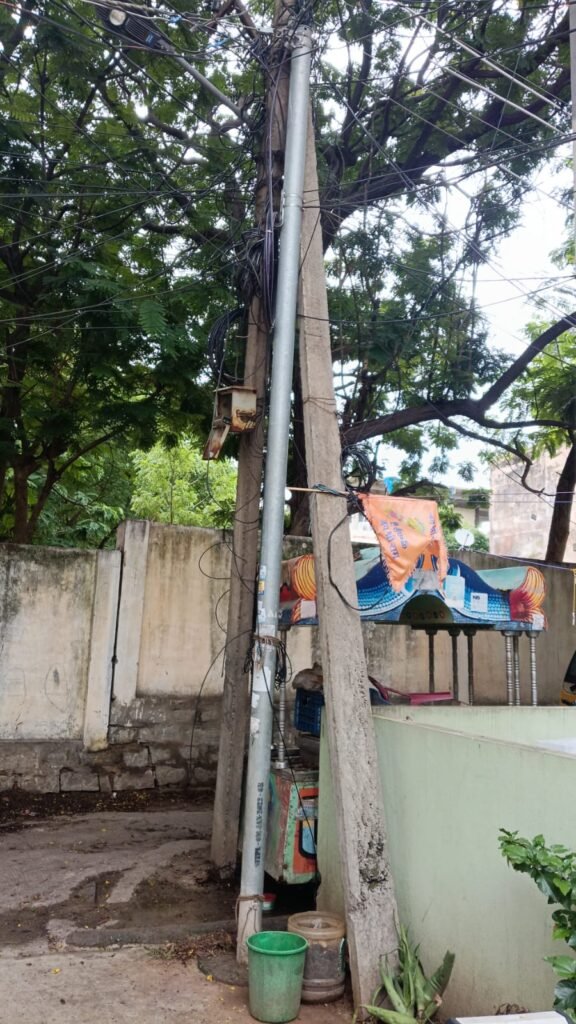 కేపీహెచ్‌బీ 3వ ఫేజ్‌లో ఒరిగిన విద్యుత్ స్తంభం… ఆందోళనలో స్థానికులు…