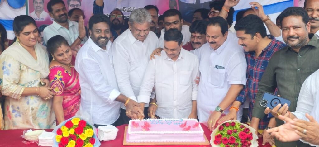 కెపిహెచ్ బి లో ఘనంగా సతీష్ అరోరా జన్మదిన వేడుకలు….