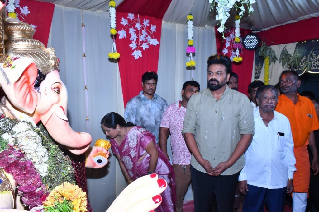 బాలానగర్ గణనాథుడి సేవలో హీరో మంచు మనోజ్..